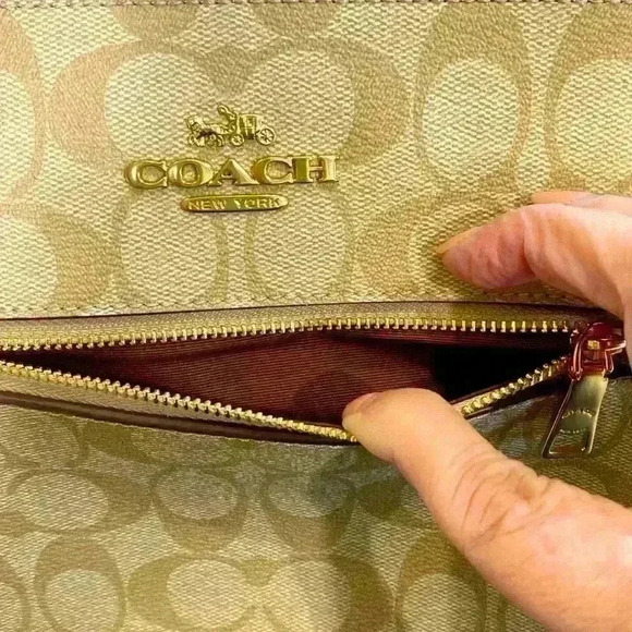 Beautiful NWT Coach Crossbody - Picture 7 of 13